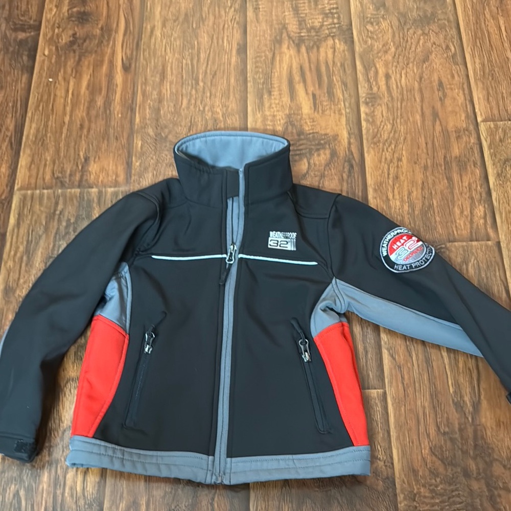 Size 4, 32* Weather coat. Light in weight with fleece lining. Great condition.